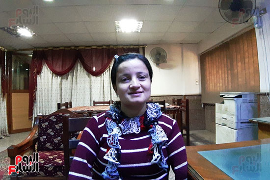 مصر: ولدت دون ذراعين… فتاة تهزم الإعاقة وتتعلم الكتابة والخياطة بقدميها