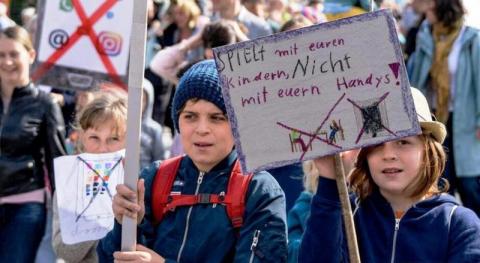 أطفال يتظاهرون في مدينة همبورغ الألمانية للتنديد باستخدام أوليائهم المفرط للهواتف المحمولة 