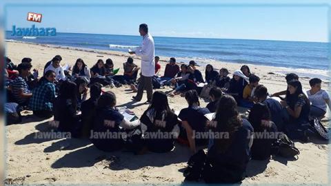 الحمّامات: أستاذ بـ "معهد محمد بوذينة" يدريس تلاميذه على شاطئ البحر، نظرا لعدم توفّر قاعة تدريس