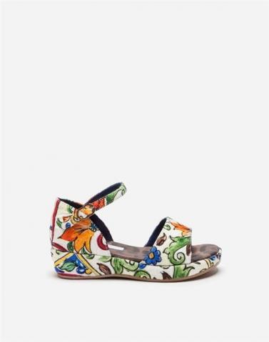 من أجل إطلالة مختلفة وخاصة بطفلتك، اختاري لها من "دولتشي اند غابانا" (Dolce & Gabbana) حذاء ربيعي مزخرف بالازهار مع الفراغات التي تكشف عن الأصابع والرباط الذي يضمن لها الراحة اثناء التنقل.