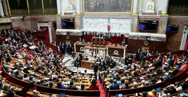 البرلمان الفرنسي يقر قانون منع الهواتف المحمولة في المدارس الابتدائية والتكميلية