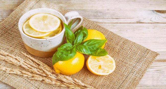  فوائد عجيبة لشرب الماء الدافئ مع الليمون على الريق
