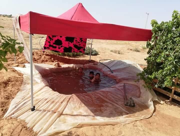  أم تونسية تصنع لأطفالها مسبحا بوسائل بسيطة