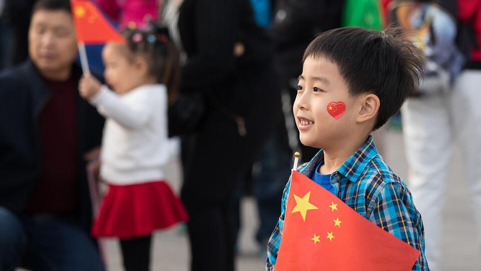 الصين تسمح للأزواج بإنجاب ثلاثة أطفال لتدارك تراجع عدد الولادات