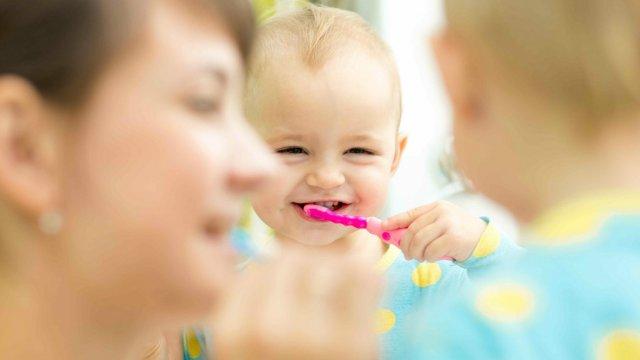 ينصح بتعليم الطفل تفريش أسنانه في سن مبكرة بفرشاة ناعمة