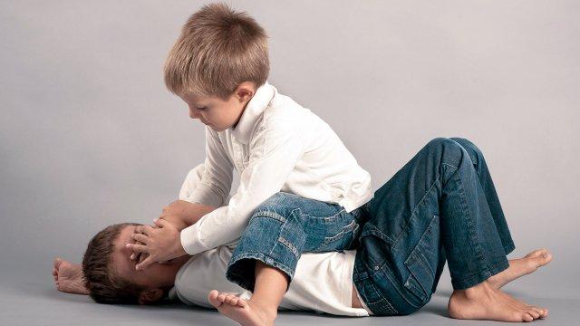 علم طفلك اللعب مع أصدقائه دون عنف