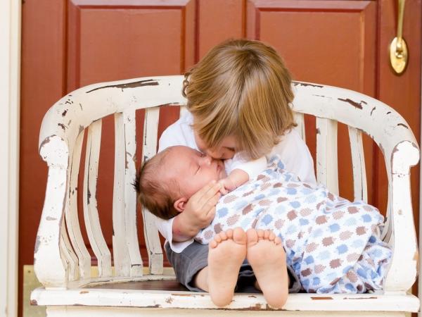 كيف تواجه غيرة طفلك الأول من مولودك الجديد؟