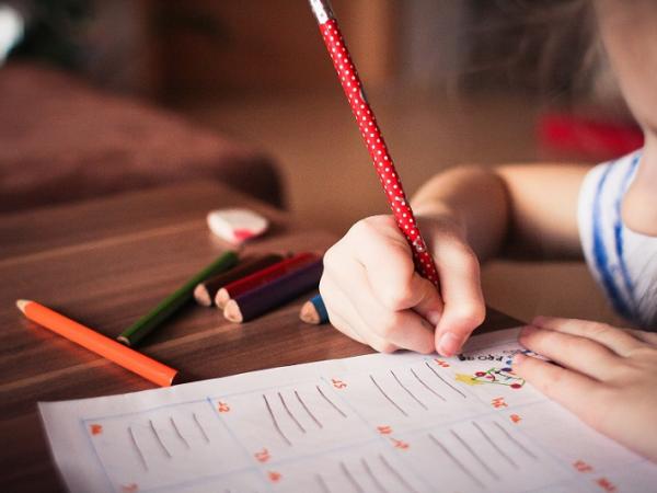 كيف تعلم طفلك الكتابة؟