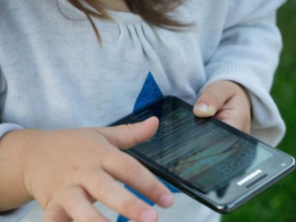 في أي سن تشتري لطفلك هاتفا محمولا؟