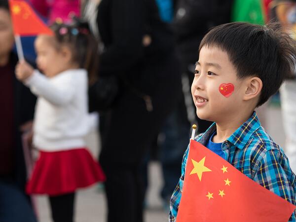الصين تسمح للأزواج بإنجاب ثلاثة أطفال لتدارك تراجع عدد الولادات
