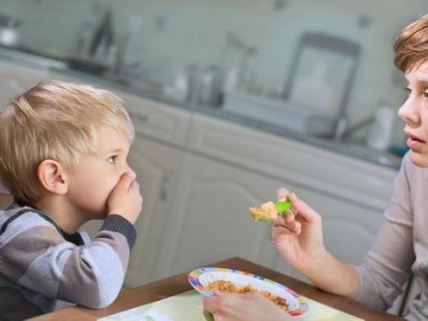 لماذا يجب ألا ينهي طفلك طعامه؟ 