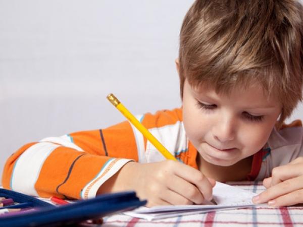 كيف تحفّز طفلك أكثر على القيام بواجباته