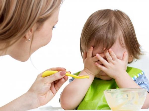 طفلك يرفض تناول الطعام؟ لا تستهيني بالأسباب!