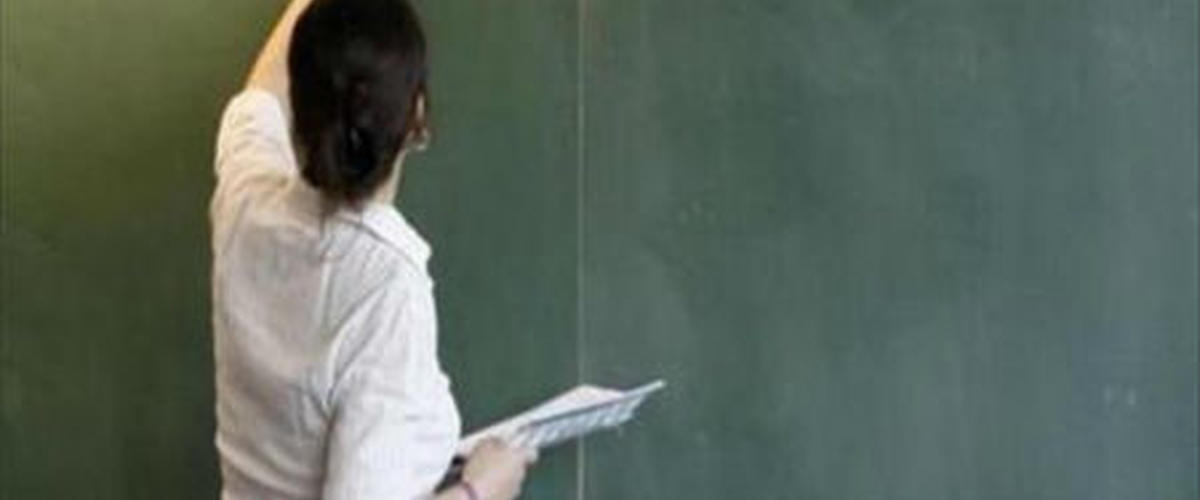 وزارة التربية تهدد بتعليق أجور الأساتذة