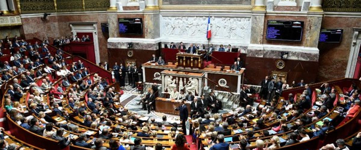 البرلمان الفرنسي يقر قانون منع الهواتف المحمولة في المدارس الابتدائية والتكميلية