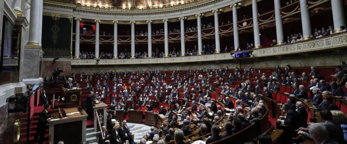 فرنسا تقر قانون حظر الهواتف الذكية بالمدارس