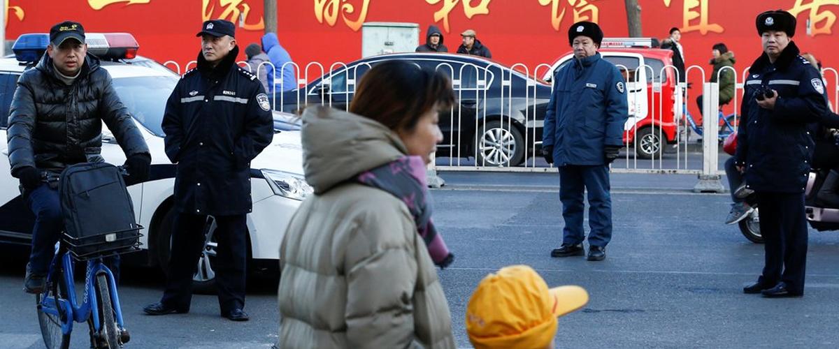 إصابة 20 طفلاً بجروح في هجوم نفذه رجل بمطرقة داخل مدرسة في بكين