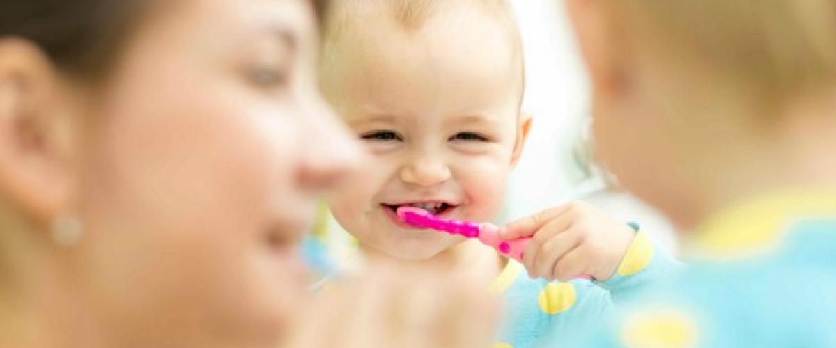 ينصح بتعليم الطفل تفريش أسنانه في سن مبكرة بفرشاة ناعمة