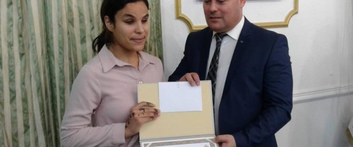 تكريم تلميذة الباكالوريا آداب من ولاية المهدية
