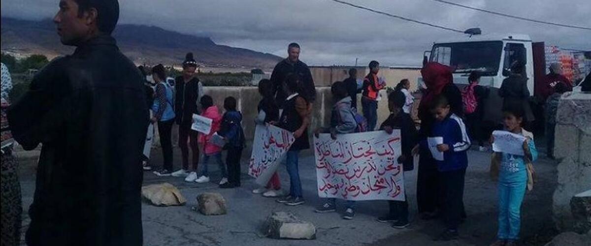 جدليان: أولياء تلاميذ المدرسة الابتدائية الرّوايسية يغلقون الطريق احتجاجا على نظام الفرق