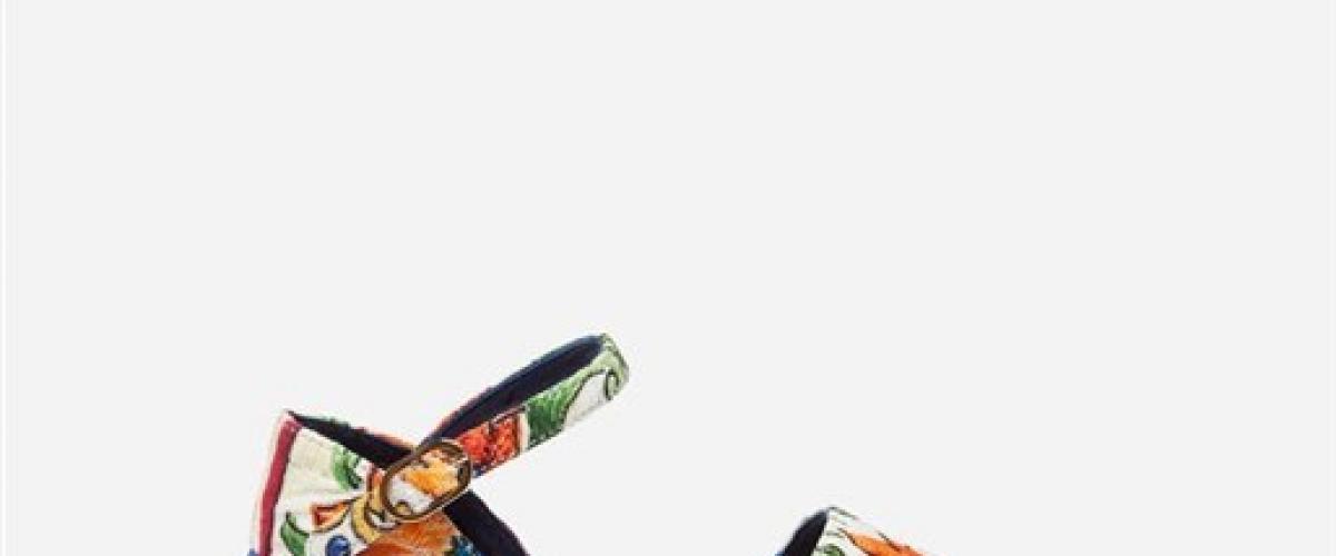 من أجل إطلالة مختلفة وخاصة بطفلتك، اختاري لها من "دولتشي اند غابانا" (Dolce & Gabbana) حذاء ربيعي مزخرف بالازهار مع الفراغات التي تكشف عن الأصابع والرباط الذي يضمن لها الراحة اثناء التنقل.