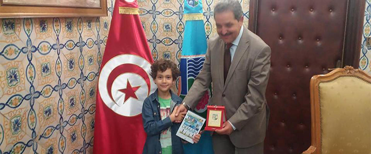 رئيس بلدية أريانة يستقبل طفلا حلم بسيارات كهربائية ورصيف لا تحتله المقاهي