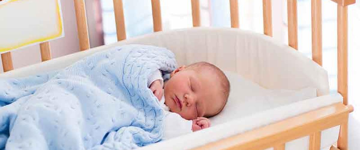  مخاطر نوم الرضيع على الوسادة قبل عمر السنتين