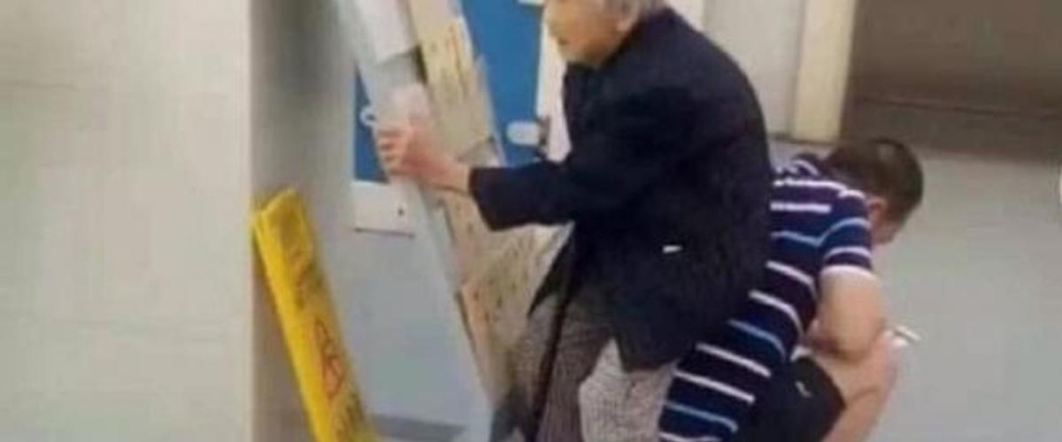 صيني يضرب مثلا في بر الوالدين..