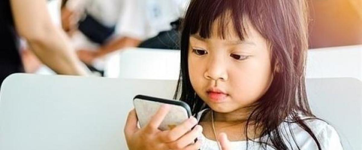 الصين: طفلة تفرغ حساب والدتها البنكي باستخدام هاتفها المحمول