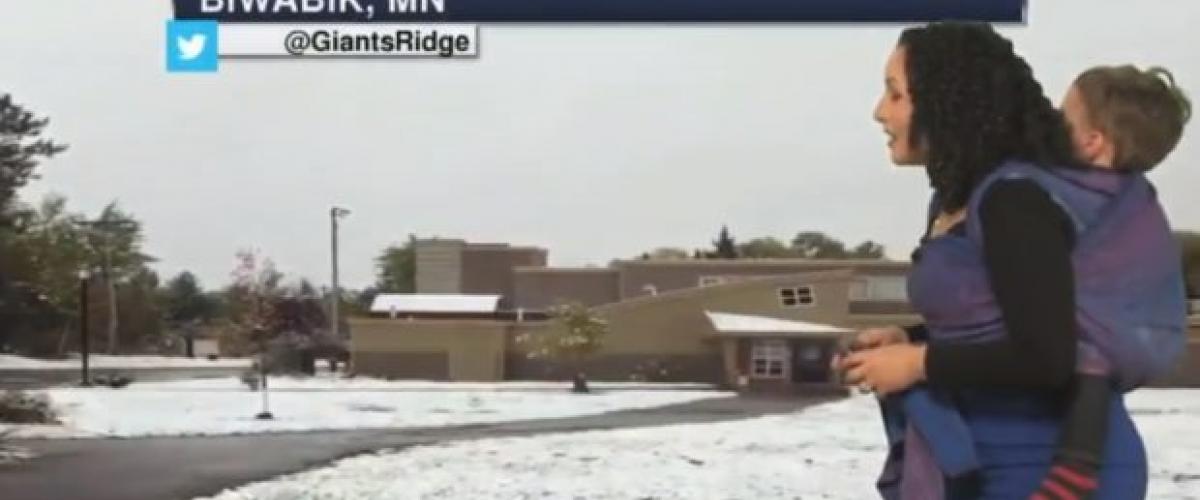 مذيعة أمريكية تقدم النشرة الجوية وهي تحمل رضيعها