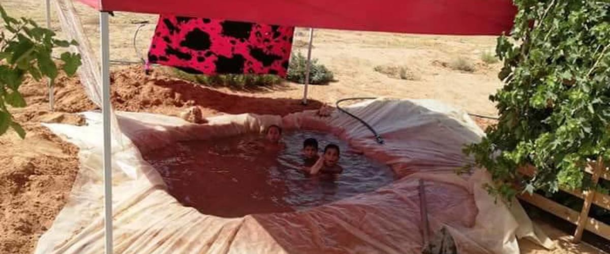 أم تونسية تصنع لأطفالها مسبحا بوسائل بسيطة