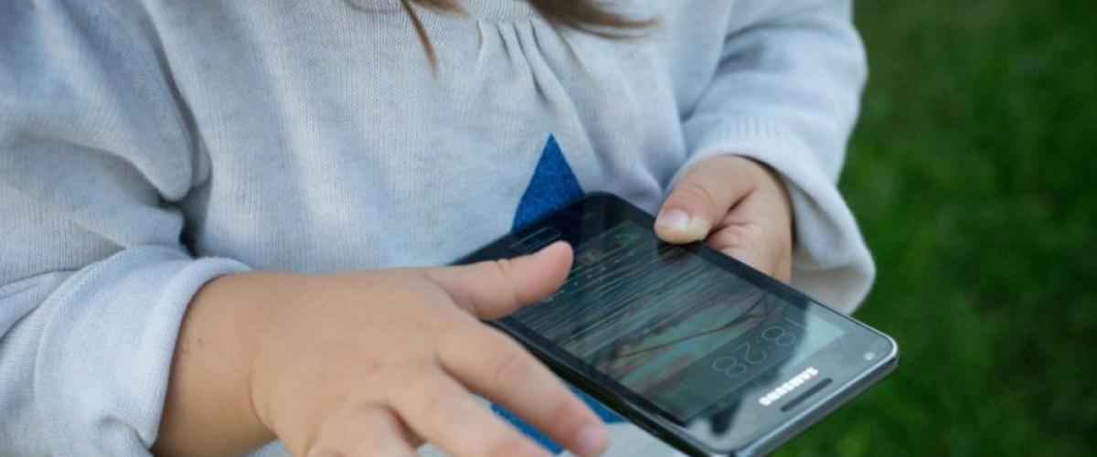 قريبا في تونس: منع استعمال الأطفال للهواتف الذكية