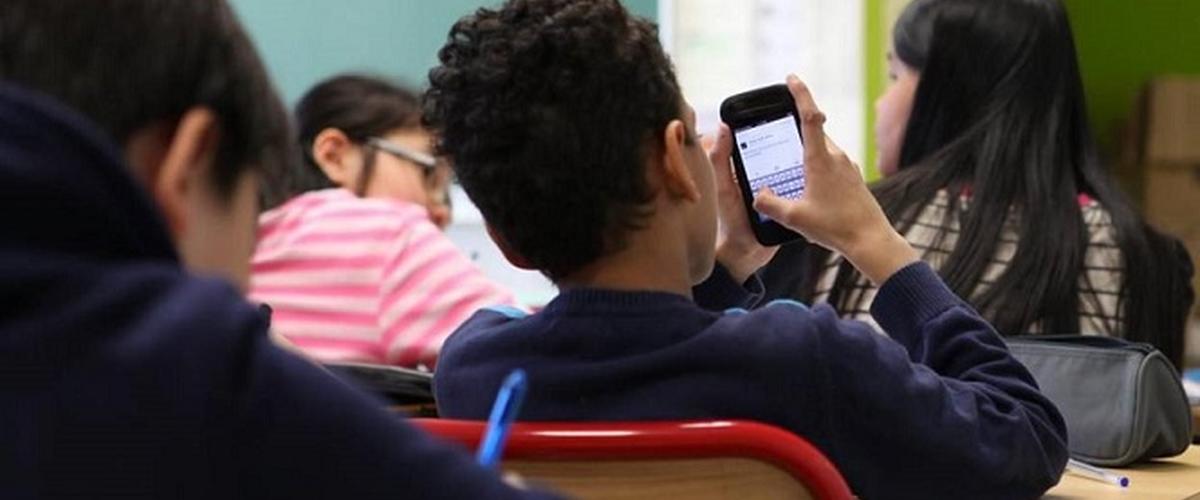 نحو منع استعمال الهواتف الذكية بالمؤسسات التربوية ورياض الأطفال والمحاضن المدرسية