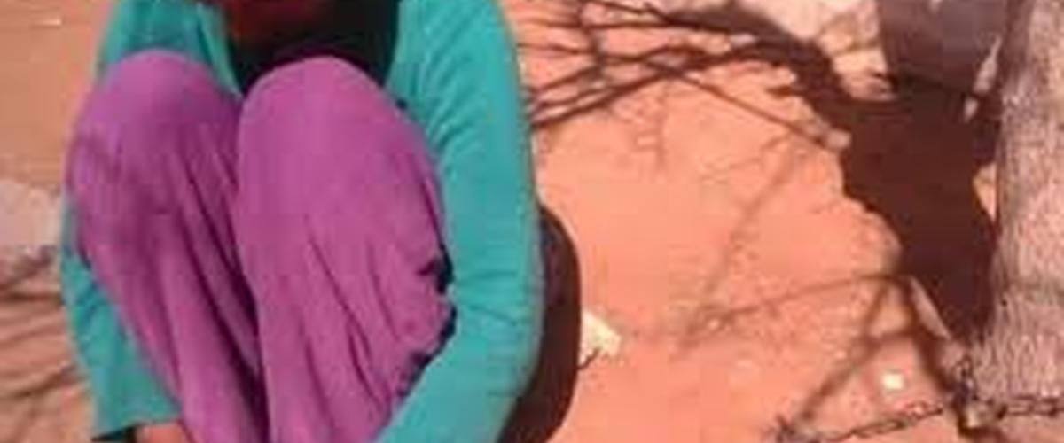 القيروان.. أب يقيّد ابنته المريضة بـسلسلة حديدية للحصول على مساعدات